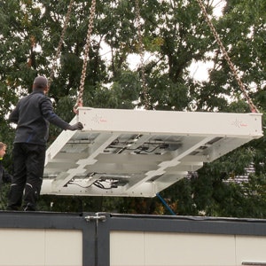 Passt perfekt: Seinen Solarrahmen hat Faber für 20-Fuß-Container konzipiert.